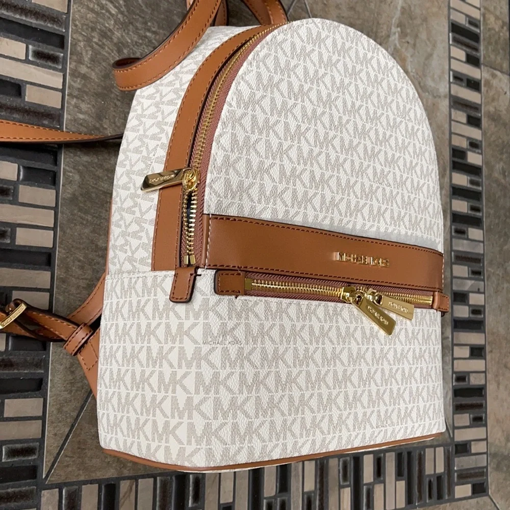 MICHAEL KORS KENLY MEDIUM BACKPACK Vanilla signature color